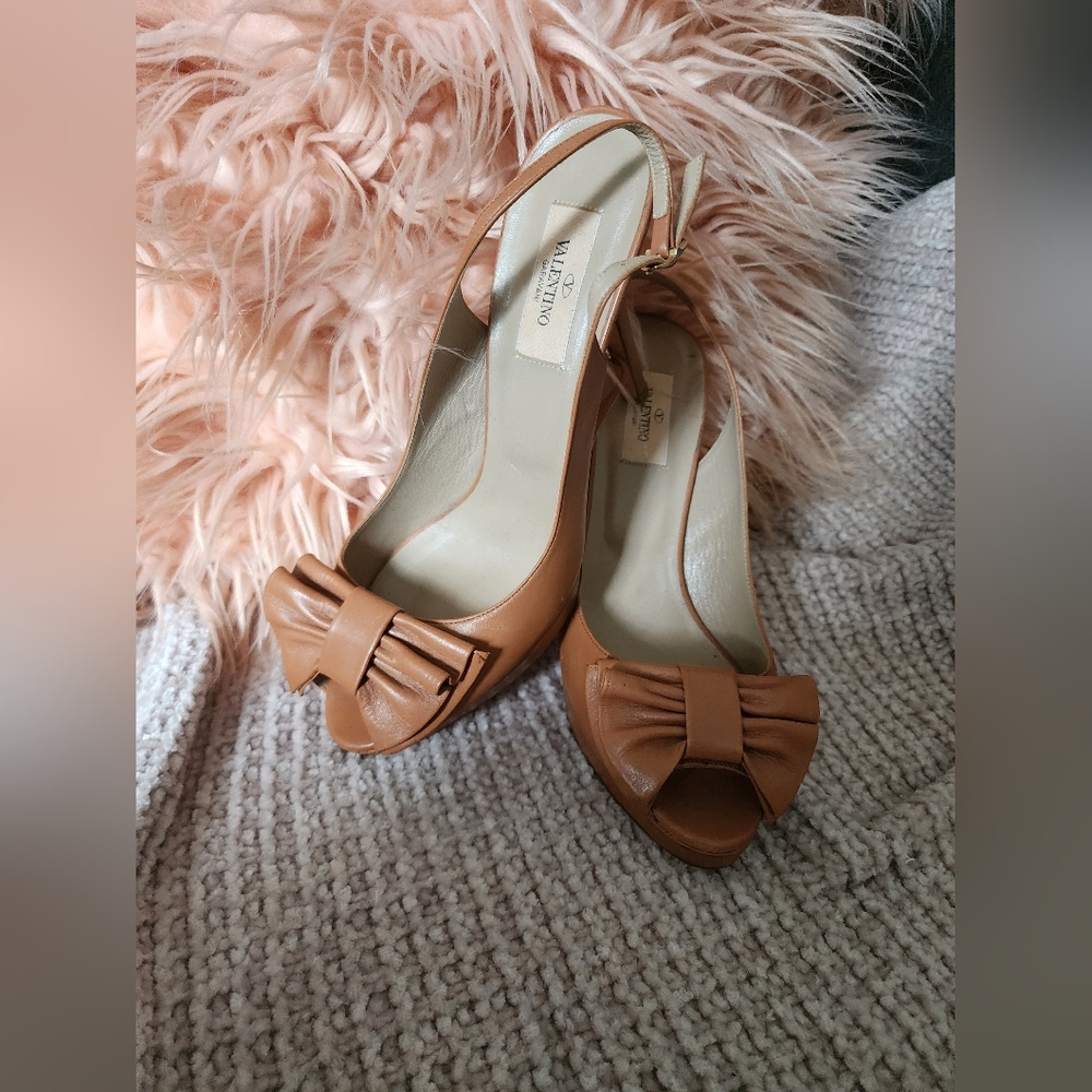 Valentino Garavani Leather Peep Bow Toe Sandal